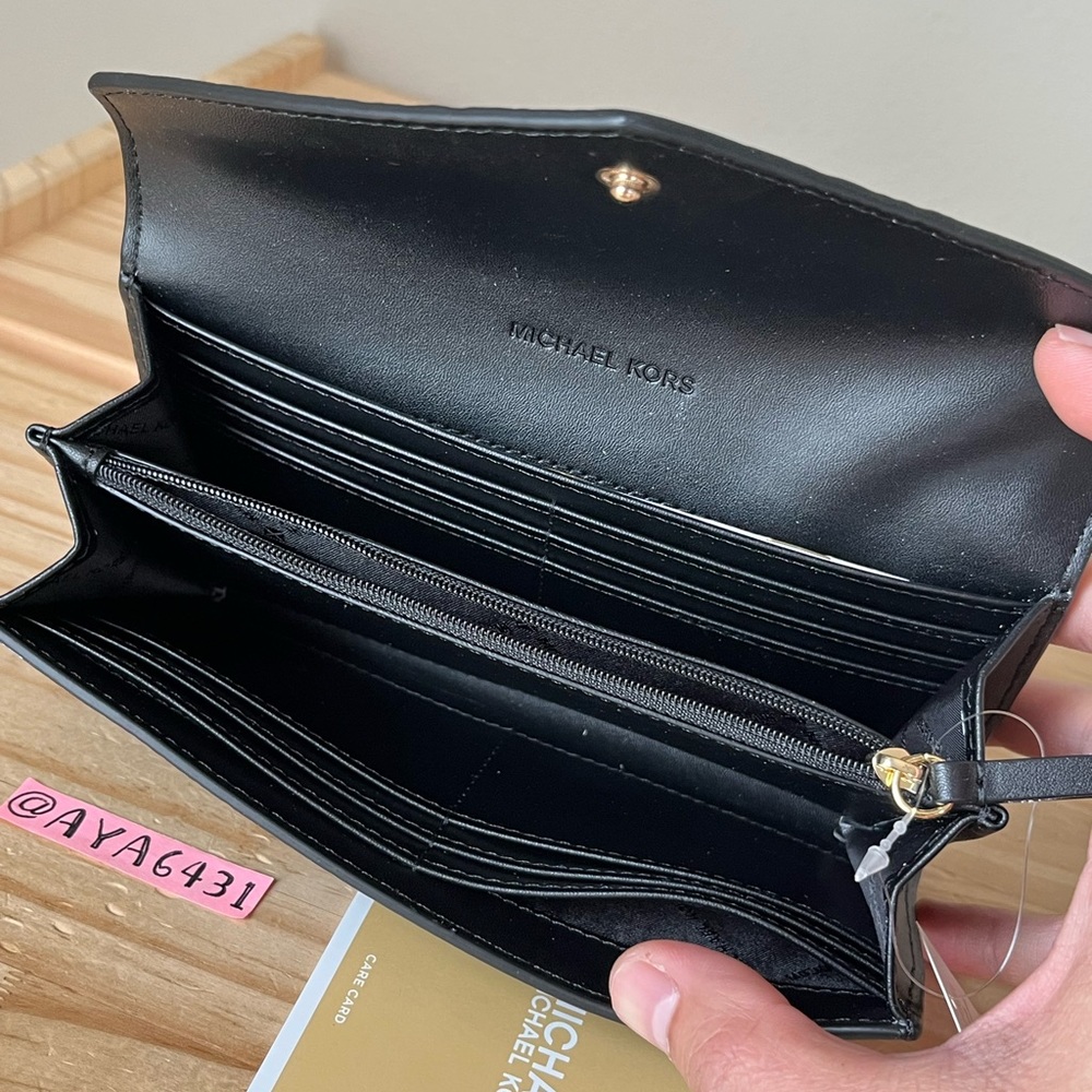 Michael Kors Wallet🎈🎈 - Picture 5 of 8